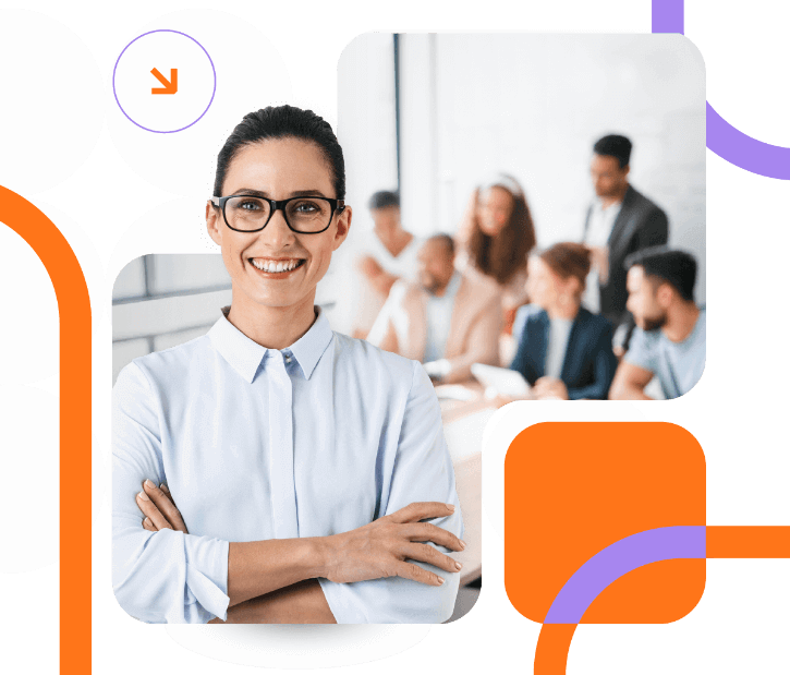 imagen de mujer mirando al frente con los brazos cruzados. En el fondo aparece un grupo de personas sentadas y reunidas. 