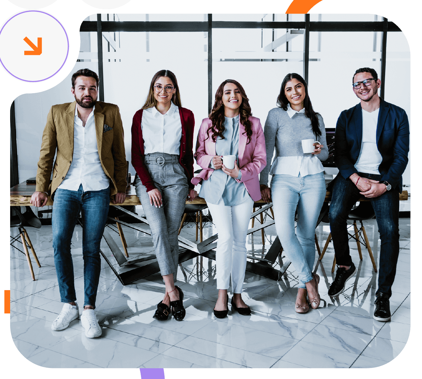 grupo de empresarios jóvenes mirando al frente. Dos de ellos sostienen un pocillo en sus manos.  