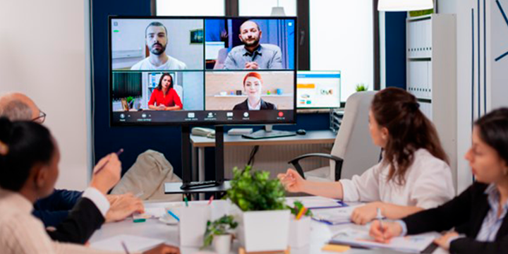 Grupo de personas en uan teleconferencia 