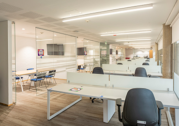 Nuevos espacios de trabajo individual y salas de reunión  en Compensar Av. 68