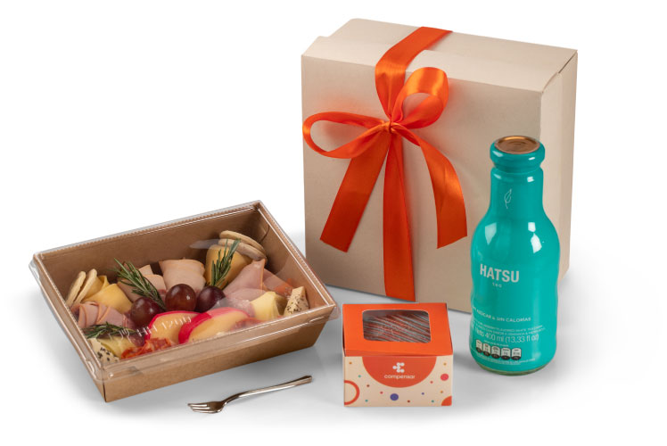 Caja de regalo empresarial con bandeja de quesos, bebida y postre para celebraciones corporativas.