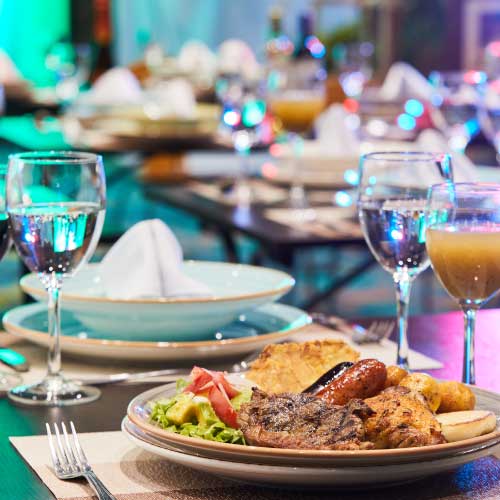 Platos gourmet con postres y decoradas, dos minihamburguesas como entradas. 