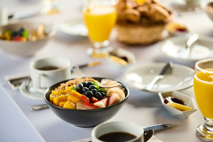 Servicio de alimentación tipo bufé con platos calientes y atención personalizada.