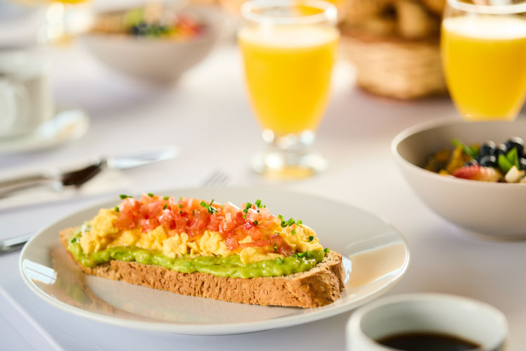 Mesa de pasabocas gourmet con variedad de aperitivos y bebidas.