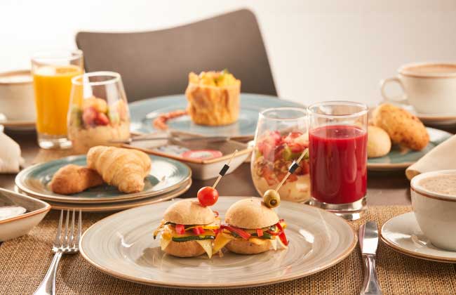 Mesa servida con platos, copas y decoración elegante.