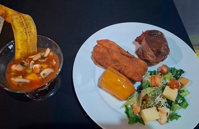 Mesa servida con platos, copas y decoración elegante.