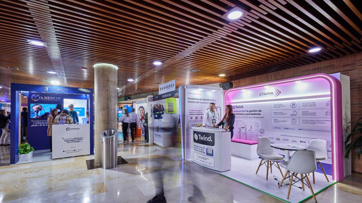 Un espacio interior con exhibición de stands y productos. 