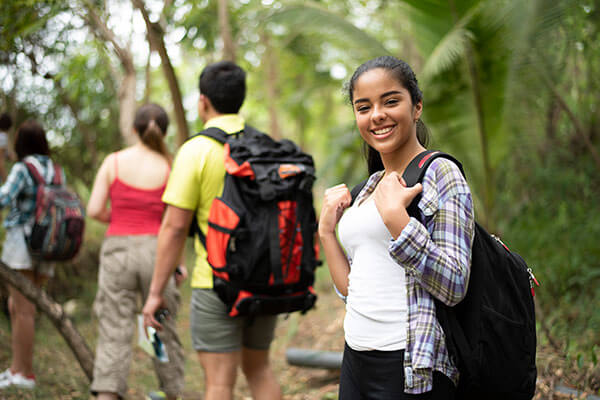 Grupo de adolescentes realizando una caminata ecológica