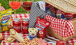 Alimentos, bebidas y confitería en picnic