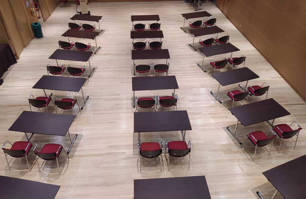 Auditorio con sillas retractiles y lobby