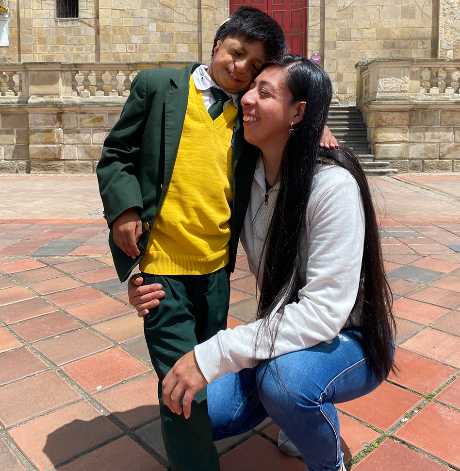 Mamá de Leo y Leo abrazando a su mamá