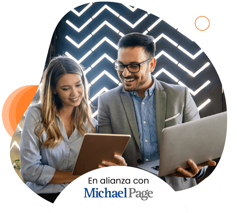 Mujer mirando fijamente una tablet, junto a un hombre que sostiene un computador portátil