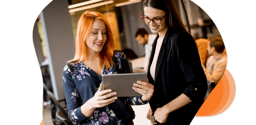 Mujeres viendo una tablet.