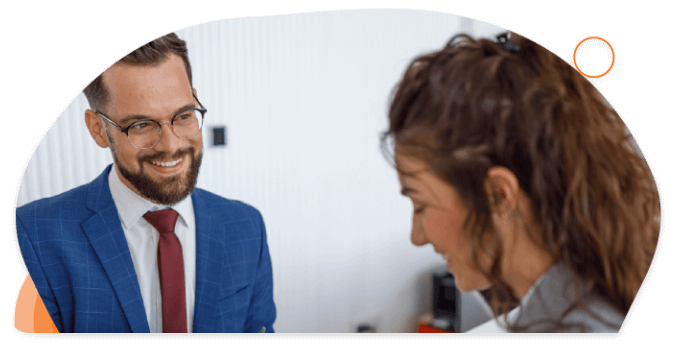 Hombre viendo fijamente a una mujer que direcciona su mirada hacia abajo.
