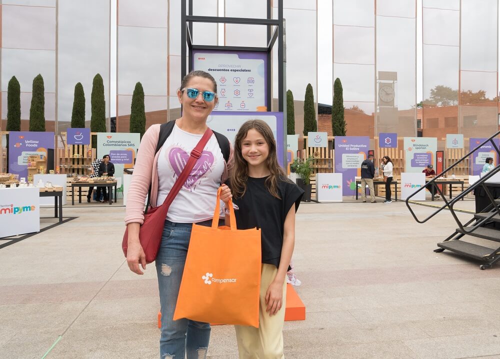 Personas paricipando de la Feria de Mipymemprende