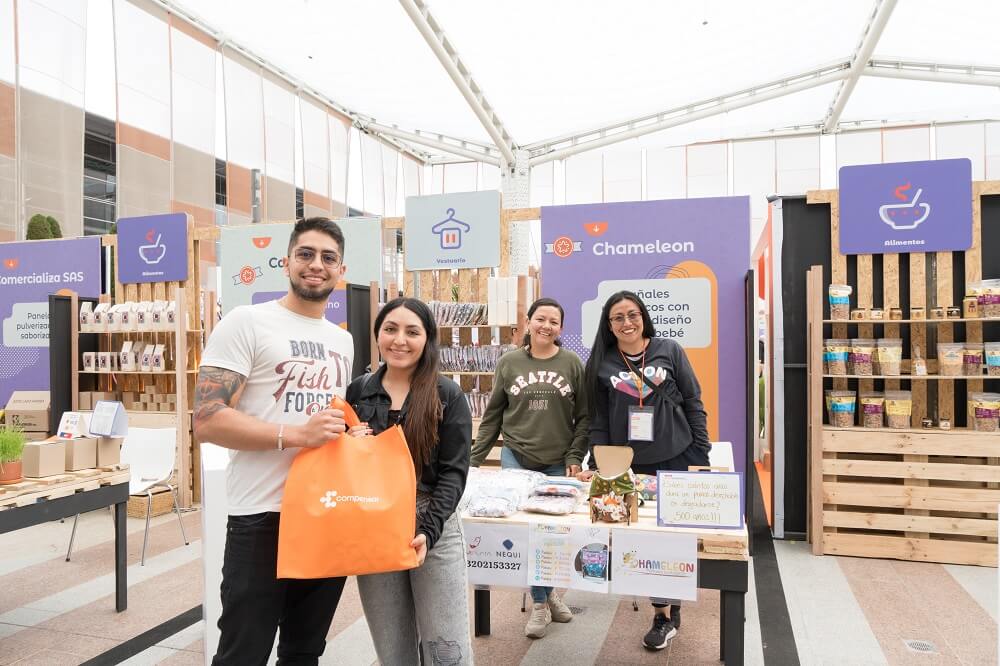 Emprendedores ofreciendo sus productos al público