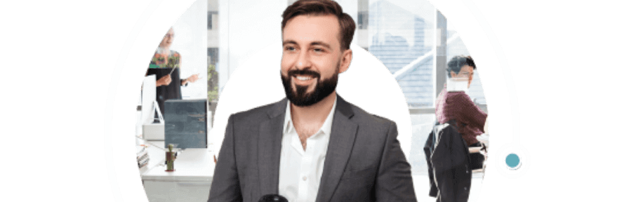 Imagen de un nombre en traje sonriendo