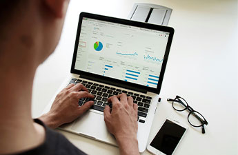  imagen de un grupo de mujeres y hombres reunidos en un ambiente de trabajo. 