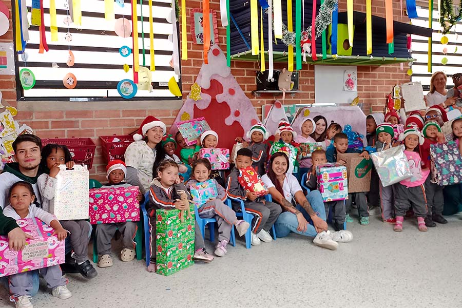 Mujeres de la tercera edad recibiendo regalos en navidad