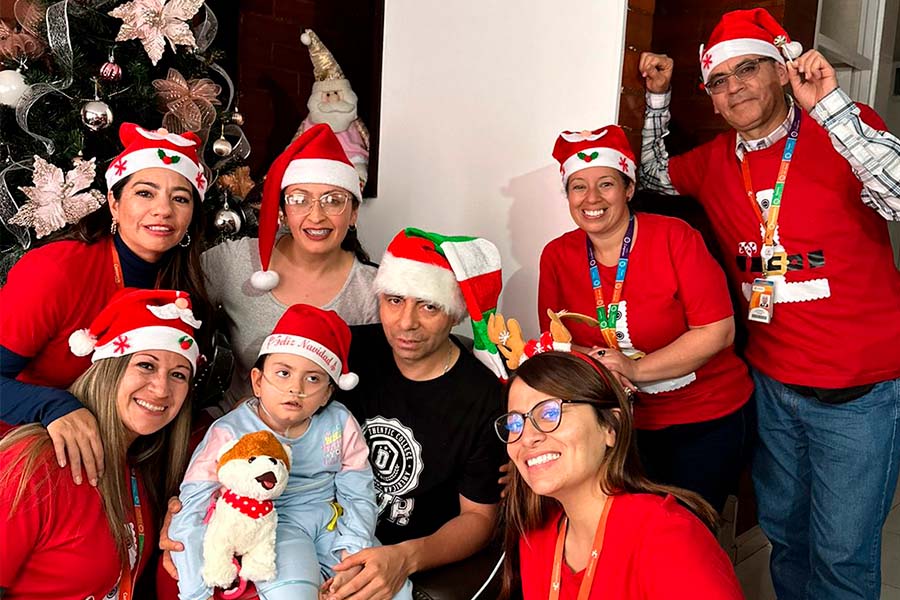 Niño y padre recibiendo regalo de colaboradores