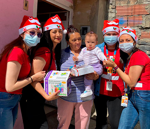 Voluntarios de Compensar, acompañando en la entrega de regalos a niños