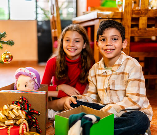 Voluntarios de Compensar, acompañando en la entrega de regalos a niños