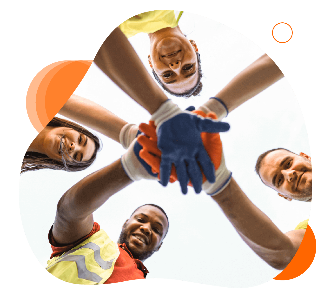 grupo de jóvenes mirando hacia abajo uniendo sus manos en el centro. 