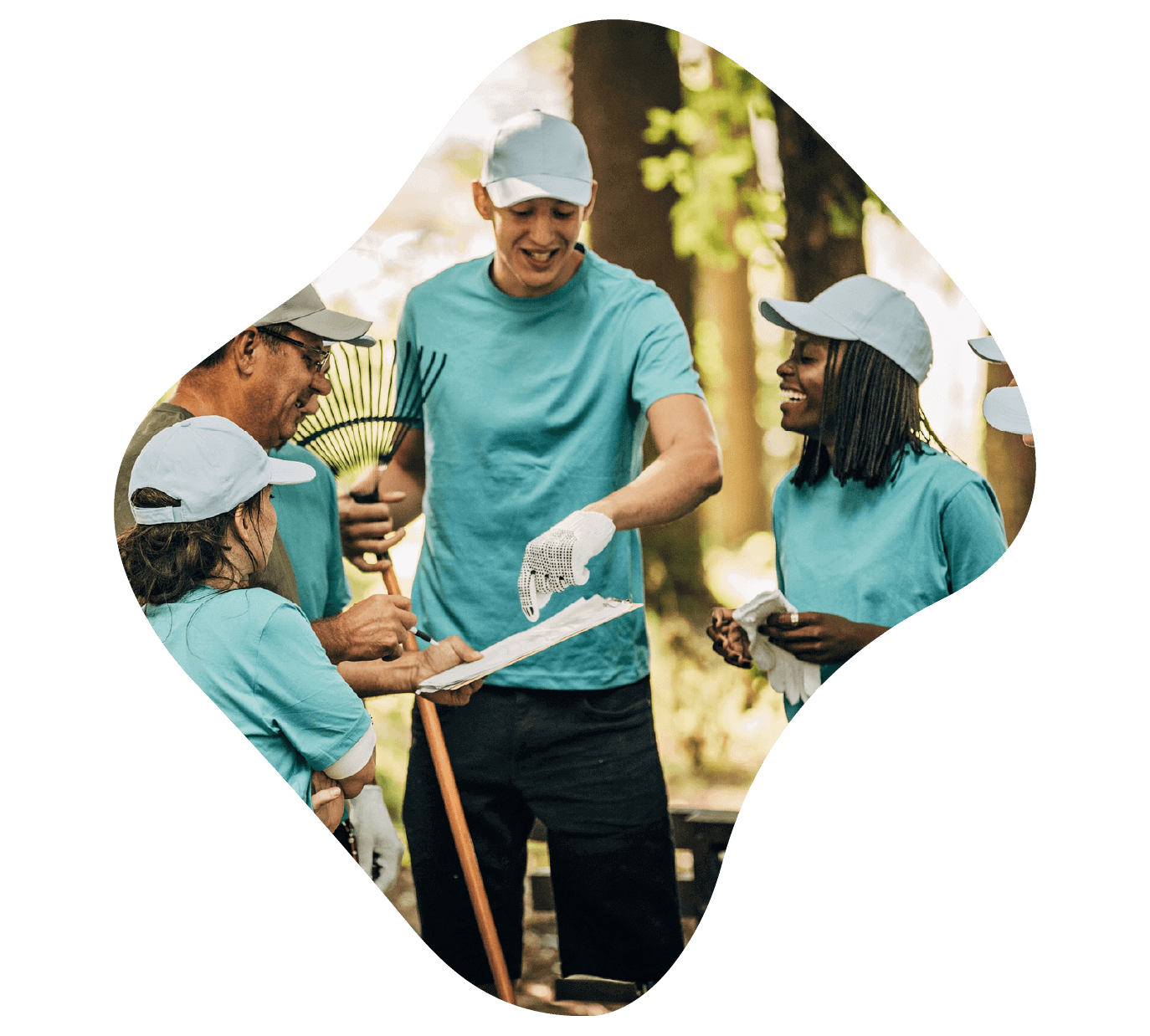 grupo de voluntarios reunidos validando un plan de trabajo. 