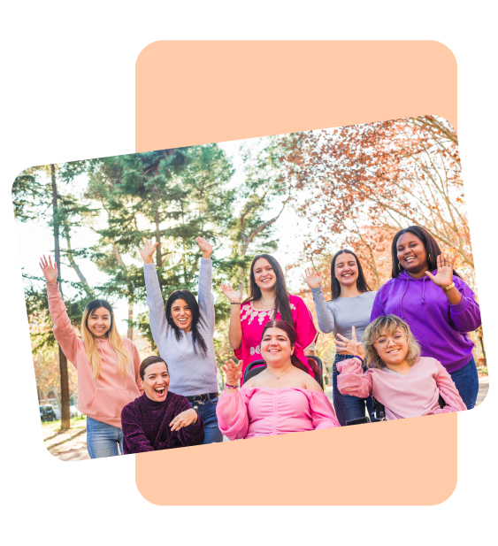  imagen de grupo de niñas y adolescentes sonriendo viendo al frente. Algunas de ellas en situación de discapacidad. 