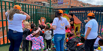 Voluntarios de conrazón compartiendo en actividades con niños