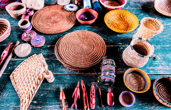 imagen de un conjunto de artesanías en variedad de colores.
