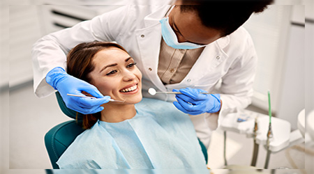 Odontóloga examinando los dientes de una paciente