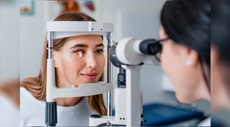 6.	Doctora revisando los ojos de una paciente en control de optometría