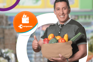 Hombre sonriendo con bolsa de frutas
