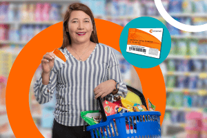 Mujer con tarjeta Compensar con compras