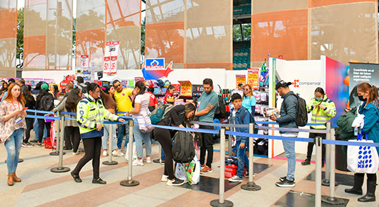 grupo de personas felices haciendo ejercicio en un salón 