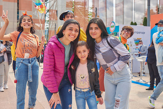 Mamá e hijas participando de la Feria escolar