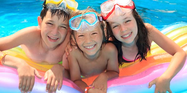 Niños en piscina sonriendo
