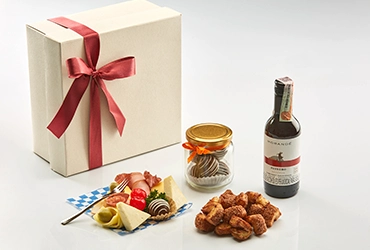 Caja de regalo con dulces, vino y pasabocas